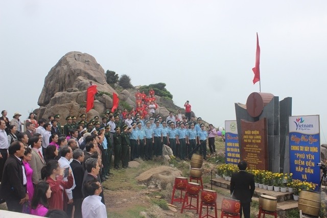 Phu Yen hosts New Year flag saluting ceremony - ảnh 1